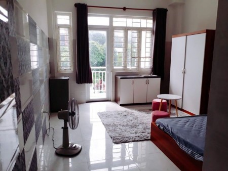 Cuối tháng này mình có 1 phòng ban công, cửa sổ siêu mát mẽ, đầy đủ tiện nghi nội thất, 25m2