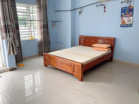 Còn dư 1 phòng trong nhà nguyên căn cho thuê có ban công có thể ở được cả gia đình, 28m2