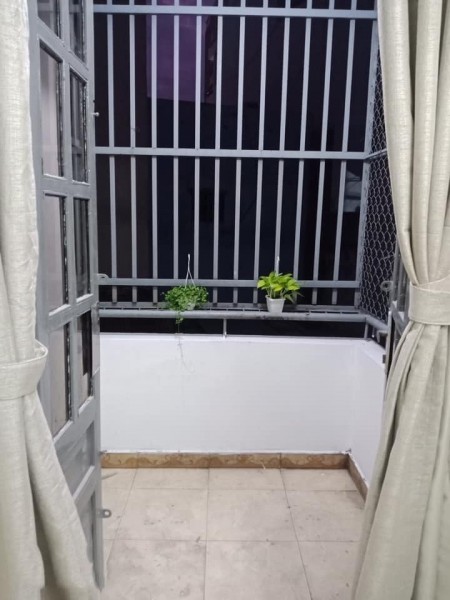 Phòng trọ Phan Xích Long, Phú Nhuận có cửa sổ và ban công nên phòng sáng sủa mat mẽ, 25m2