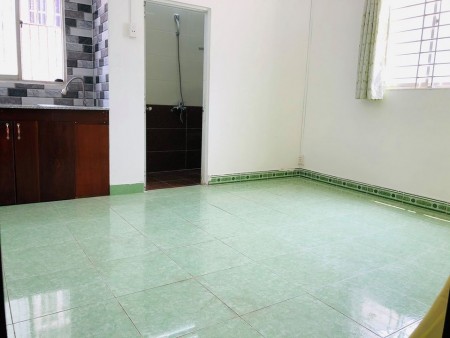 Phòng trọ lầu 1 rộng 25m2, không giới hạn người ở ngay chân cầu Nguyễn Văn Cừ, 25m2