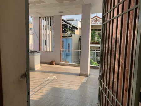 Cho thuê phòng trọ tại Lê Thị Hồng, Gò Vấp. Phòng rộng ở được 3 đến 4 người, Có ban công rất thoáng, 29m2