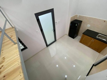 Cho thuê phòng trọ tại quận Bình Thạnh, gần các quận trung tâm, gác cao 1m8, rộng rãi, cửa sổ thoáng, 28m2
