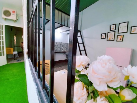 Cho thuê phòng trọ có gác, rộng rãi thoáng mát tại quận 3,đặc biệt sân nhà có cây mận rất mát mẻ, 28m2