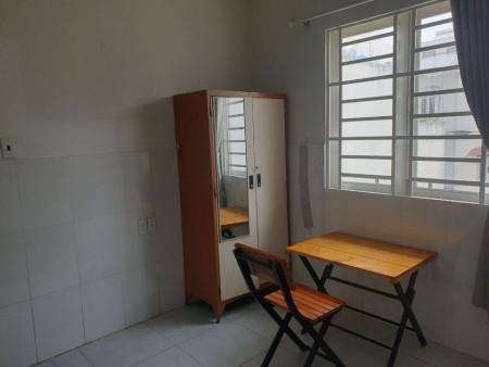 Cho thuê phòng trọ tại quận Tân Bình, full nội thất cơ bản: nệm, tủ, máy lạnh, tủ lạnh toilet riêng, 18m2