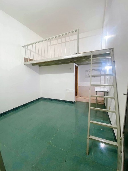 Phòng trọ có gác, 18m2, kệ bếp và nhà vệ sinh riêng, phòng có cửa sổ lớn thoáng mát, 18m2