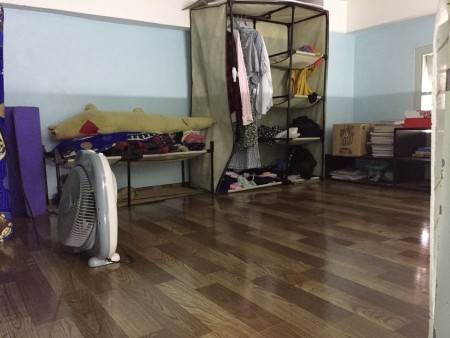 Phòng trọ cho thuê sạch sẽ, có 1 gác lửng, có 1 cái sân ở ngoài siêu rộng, ở ngoài có bếp nấu ăn, 25m2