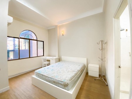Phòng trọ cho thuê mới tại quận 1, phòng ban công full nội thất, có máy giặt, máy lạnh, tủ lạnh, 28m2