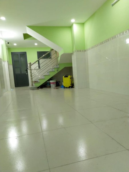 Cho thuê phòng trọ mới xây tại quận 10, phòng cửa sổ ban công thoáng mát, trang bị máy lạnh, 20m2