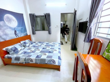 Cho thuê phòng trọ mới xây tại quận 3, hòng trang bị máy lạnh, tủ lạnh, tivi, máy nước nóng, bếp tủ, 28m2