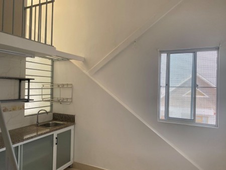 Phòng trọ cho thuê tại quận 2, nhà vệ sinh trong, có vòi sen, lavabo rửa mặt, gương, có kệ bếp, 28m2