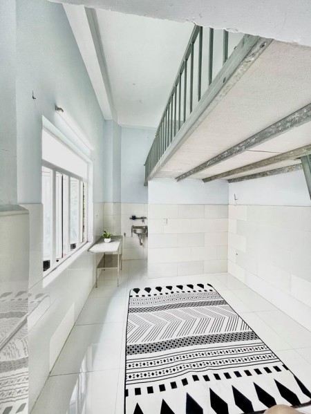Cho thuê phòng có gác lững, máy lạnh, có cửa sổ rộng thoáng mát, giờ sinh hoạt tự do, 28m2