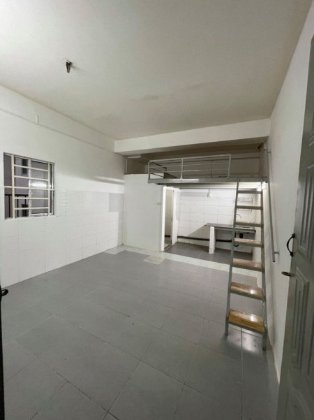 Phòng 18m2 có gác rộng rãi, cửa sổ mát mẽ tại 622/14 Cộng Hòa, P.13 Tân Bình, 18m2