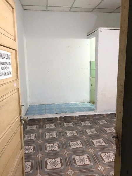 Khách thuê có việc phải về quê gấp nên trống ngay 1 phòng giá chỉ 1tr5/tháng có wc riêng, 20m2