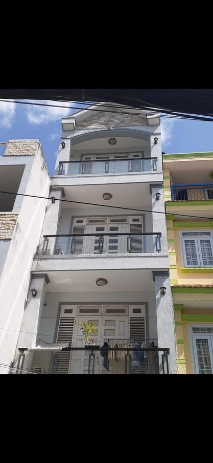 Mình cho thuê lại phòng bang công lầu 3. Phòng sạch sẽ, có máy lạnh giá chỉ 2tr4/tháng, 24m2