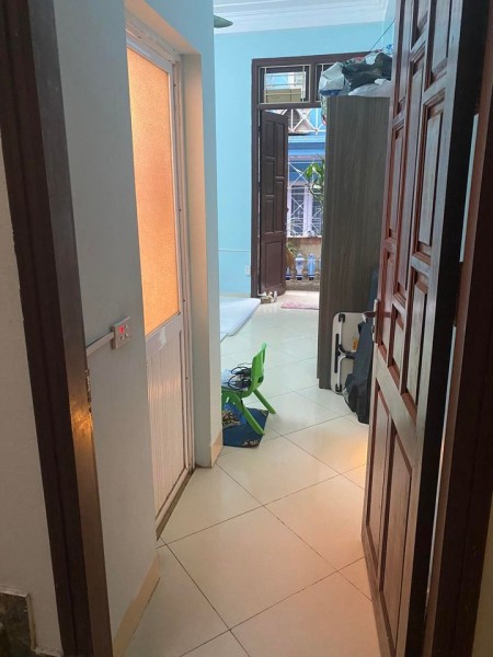 Mình đang có 1 phòng khép kín tầng 2, diện tích 20m2 phòng có ban công giá thuê 2tr3/tháng, 29m2