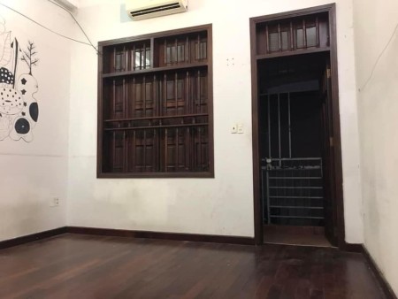Hiện phòng trọ trong nhà nguyên căn trống 3 phòng máy lạnh 1tr8 và 2tr6 có ban công và cửa sổ lớn, 20m2