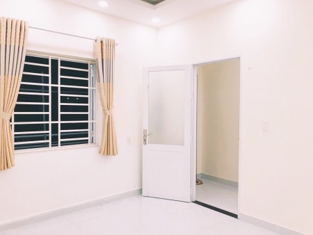 Mình còn 02 phòng trống trong Nhà Nguyên Căn 2tr5 và 2tr7 tùy phòng. Liên hệ mình 0909930226, 20m2