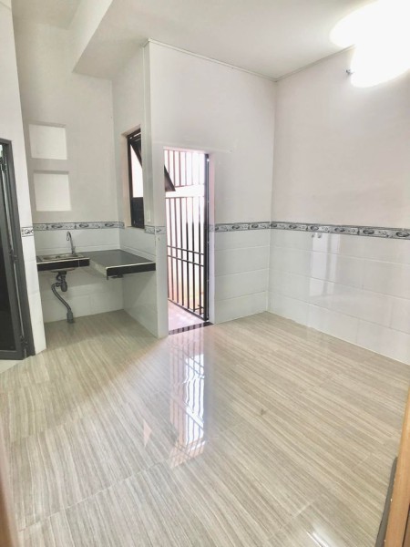 Phòng trọ ngay chân cầu Kinh Thanh Đa. Giá phòng: 3.800.000/tháng sinh hoạt tự do, không chung chủ, 25m2