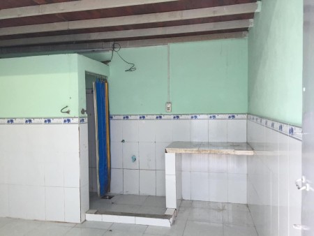 Hiện tại bên em còn trống 2 phòng (ở tối đa 3 người). Phòng 1tr8 rộng có gác, 18m2