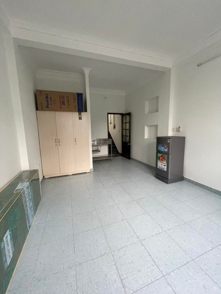 Phòng ban công giá sinh viên D5, Bình Thạnh. Phòng có sẵn máy lạnh, tủ lạnh, 20m2