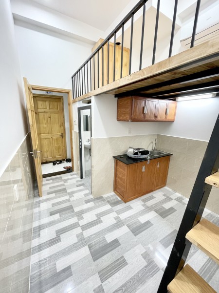 Phòng có gác, cửa sổ thoáng cách ĐH Nguyễn Tất Thành chỉ 7p xe máy. Có máy lạnh,Giá sv, 22m2