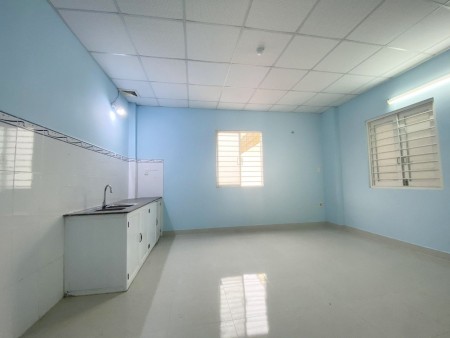 Cho thuê phòng ngay Đường D52, P12,Tân Bình. Nội thất: máy lạnh, kệ bếp, máy hút ..., 24m2