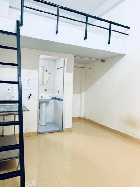 Còn 1 phòng cuối có bếp,Wc trong phòng gần sân bay. Giá: 3,3tr/tháng - Có máy lạnh, 23m2