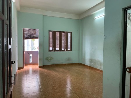Phòng ở lâu 2 trong nhà nguyên căn, giờ tự do, có chỗ để xe máy. Diện tích 22m2,, 22m2