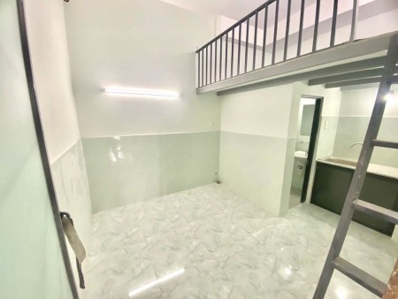 Nhà còn trống 1 phòng có gá máy lạnh gần ĐH CN Thực Phẩm, 24m2