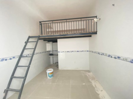 PHÒNG CÓ GÁC, GIÁ SINH VIÊN ĐỐI DIỆN ĐH CN THỰC PHẨM. CÓ MÁY LẠNH, 24m2
