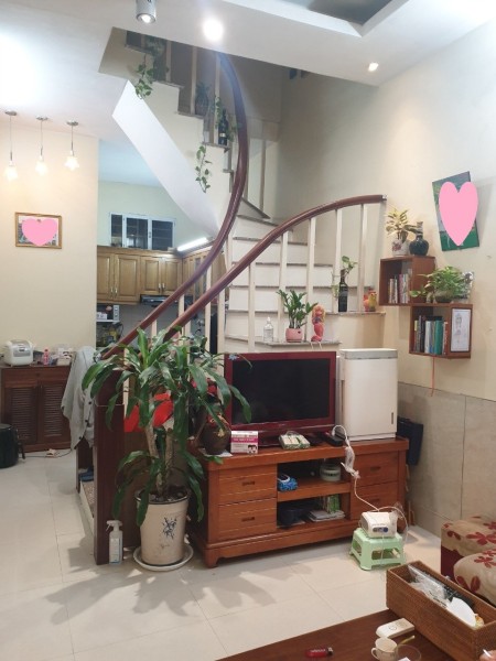Cho thuê cả nhà 35m2 3 tầng MT 3,5m đầy đủ nội thất tại Đội Cấn. Ưu tiên hộ gia đình, giá chỉ 15tr, 35m2