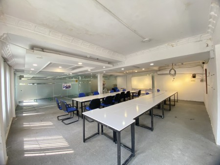 Cho thuê Văn phòng rộng 100m2 ngay Vòng xoay Lăng Cha Cả TB (có thương lượng), 100m2