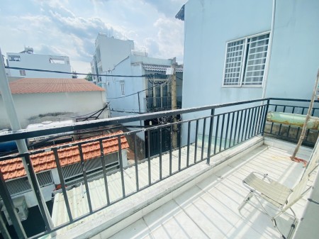 Phòng trọ có ban công khu vực Tân Phú, 30m2