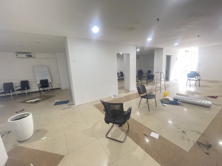 Cho thuê MBKD trệt mặt tiền rộng có hầm xe ở Cộng Hòa TB, 150m2