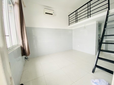 Vừa trống phòng có gác, ban công, cửa sổ thoáng ngay sân bay, 28m2