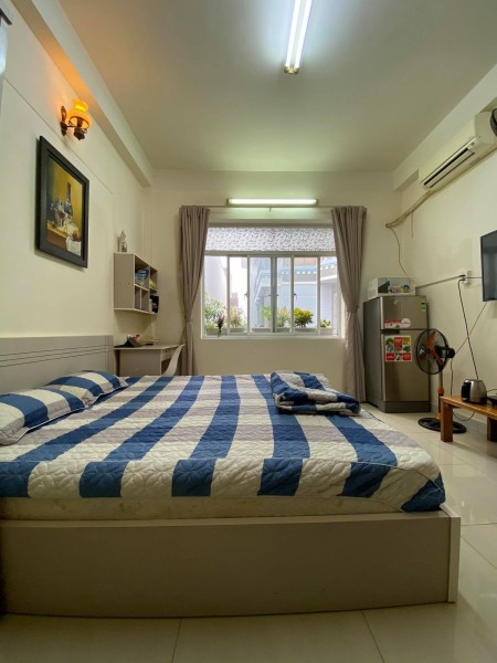 Studio full nội thất cửa sổ đón nắng nằm ngay trung tâm Quận 7, 30m2