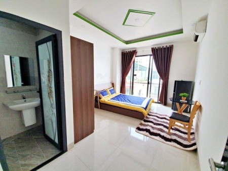 Studio bancon full nội thất nằm ngay mặt tiền Khánh Hội Quận 4, 30m2