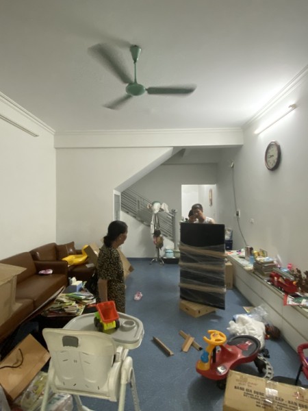 Cho thuê nhà nguyên căn tại Phố Đốc Ngữ, Ba Đình. Nhà rộng đẹp 2 thoáng. Chỉ 18tr, 77m2