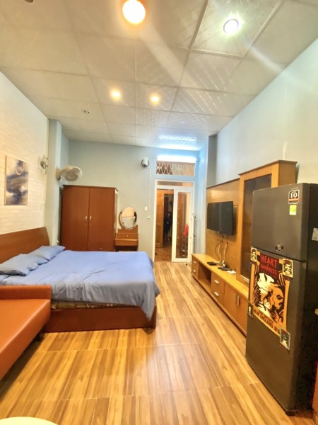 Quận 1 căn hộ 1PN cửa sổ gần VLU, phố đi bộ vòng xoay Cống Quỳnh, 30m2
