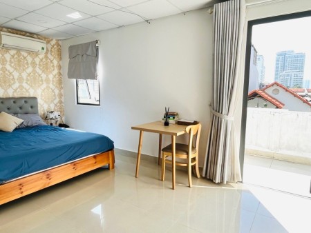 STUDIO FULL NỘI THẤT CÓ BAN CÔNG RỘNG RÃI NGAY KHU TRUNG TÂM Q7, 30m2