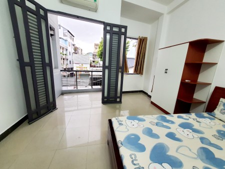 Cho thuê căn hộ 2PN ban công - mặt tiền đường 3/2 quận 10, gần UEH, Vạn Hạnh Mall, 65m2