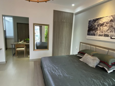 Khai trương căn hộ cao cấp đủ nội thất ban công thoáng máy giặt riêng ngay cầu Khánh Hội, 40m2