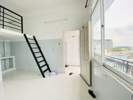 Cho thuê phòng bancol có gác, máy lạnh gần sân bay di chuyển 3p, 27m2