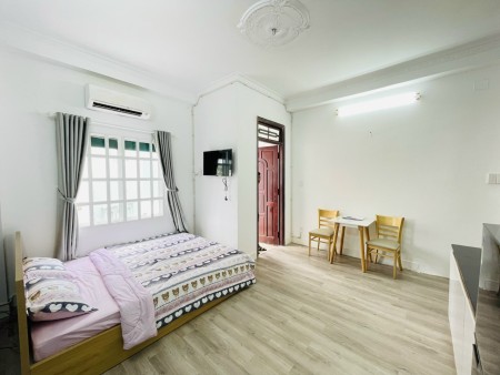 Studio ban công siêu thoáng full nội thất mặt tiền Hoàng Diệu, 35m2