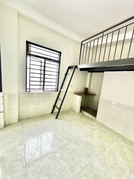 Cho thuê phòng nội thất cơ bản: giường, quạt, máy lạnh, máy nước nóng lạnh. Có phòng bếp, sân thượng, 25m2