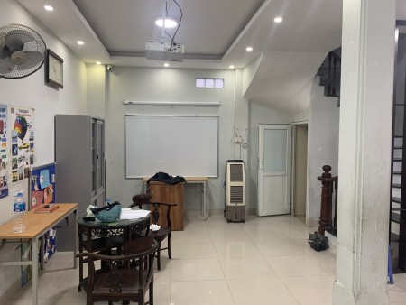 Cho thuê nhà nguyên căn tại ngõ 101 Đào Tấn, Ba Đình. Nhà đẹp mặt tiền rộng thoáng. Chỉ 15tr, 56m2