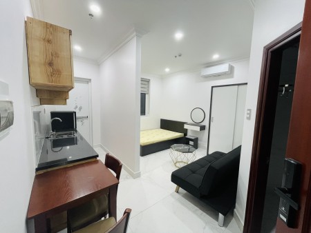 Cho thuê căn hộ full nội thất, cửa sổ lớn, ban công ngay nhà thi đấu Phú Thọ, 40m2