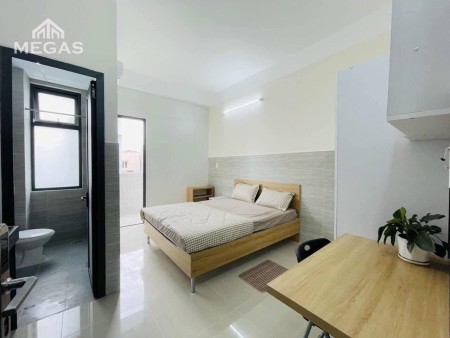 Phòng sạch sẽ thoáng mát có sẵn nội thất tại Nguyễn Quang Bích, 25m2