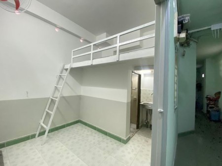 TRỐNG PHÒNG GẦN CẦU VƯỢT CÓ GÁC CAO HOÀNG HOA THÁM, 30m2