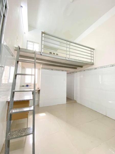 Trống sẵn vài phòng có gác, máy lạnh, cửa sổ trời 3tr5 quay đầu, 27m2